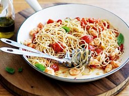 Špagety s krevetami, rajčaty a bazalkou