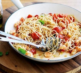 Špagety s krevetami, rajčaty a bazalkou