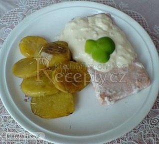 Losos se smetanovo-česnekovou omáčkou Losos se smetanovo-česnekovou omáčkou