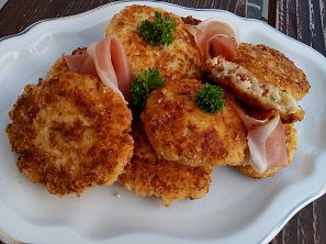 Květákové placičky se schwarzwaldskou šunkou Květákové placičky se schwarzwaldskou šunkou