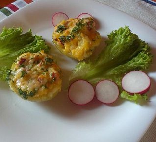 Brambory plněné ementálem a uzeným masem