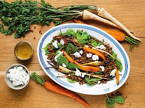 Čočkový salát s pečenou mrkví a petrželí