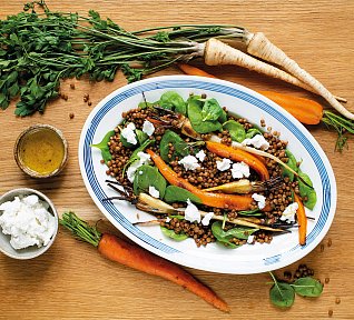 Čočkový salát s pečenou mrkví a petrželí