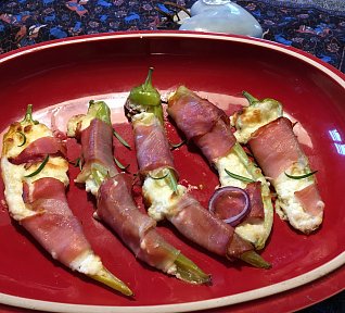 Pečené feferonky plněné ovčím sýrem a mozzarelou