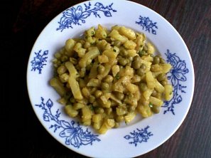 Bramborový salát s hráškem a kari