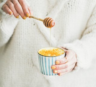 Medové mléko s kardamomem