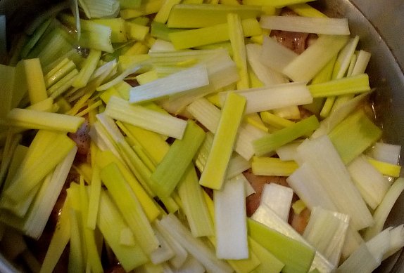 Dušená kuřecí stehna na řapíkatém celeru s pórkem