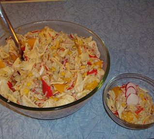 Salát s broskví a krabími tyčinkami