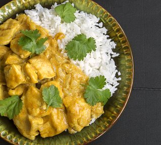 Kuřecí prsa na kari se smetanou