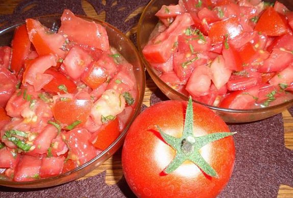Rajčatový salát s bazalkou