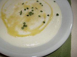Květákový krém s ricottou a tymiánem Květákový krém s ricottou a tymiánem