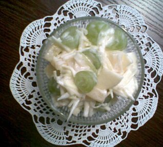 Zelný salát s ovocem a jogurtem