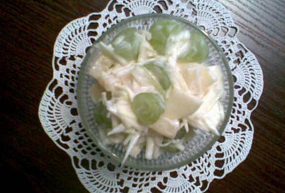 Zelný salát s ovocem a jogurtem