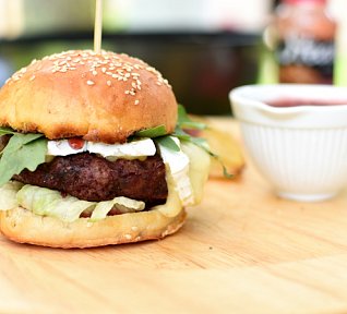 Hovězí burger se sýrem Brie, brusinkovou omáčkou a salátem
