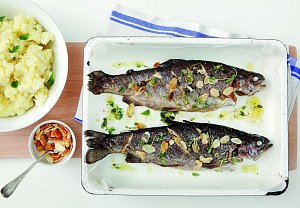 Pstruzi s mandlemi a bramborovým pyré