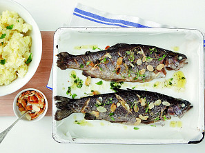 Pstruzi s mandlemi a bramborovým pyré