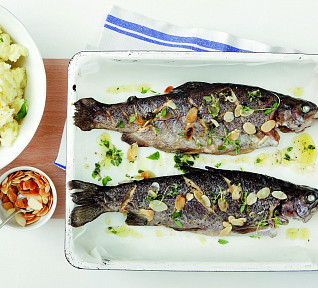 Pstruzi s mandlemi a bramborovým pyré