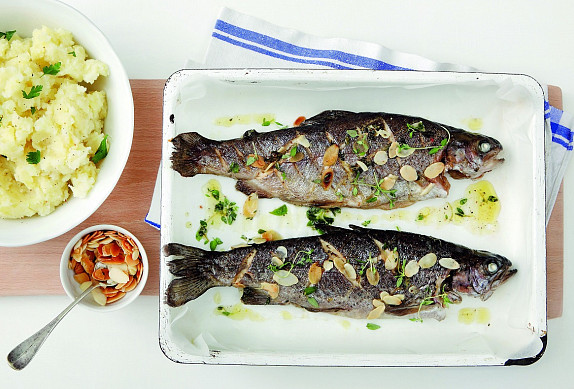 Pstruzi s mandlemi a bramborovým pyré