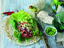 Tortilly se salátem, čedarem a pečenou šunkou