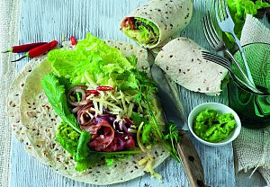 Tortilly se salátem, čedarem a pečenou šunkou