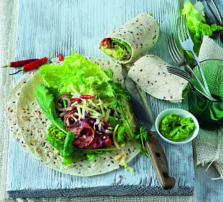 Tortilly se salátem, čedarem a pečenou šunkou