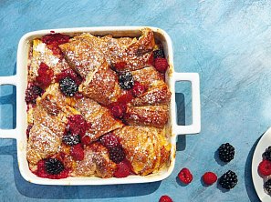 Zapečené croissanty s krémovým sýrem a ovocem