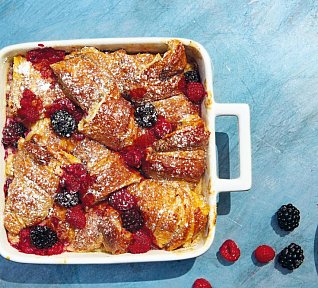 Zapečené croissanty s krémovým sýrem a ovocem