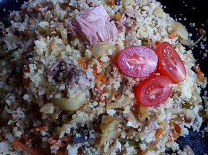 Kuskus se zeleninou a tuňákem