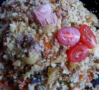 Kuskus se zeleninou a tuňákem