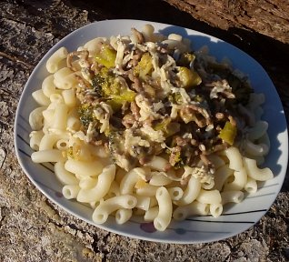 Těstoviny s mletým masem a brokolicí