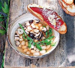 Polévka z fazolí a hub s topinkami