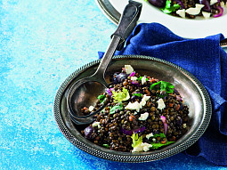 Teplý salát ze zelené čočky