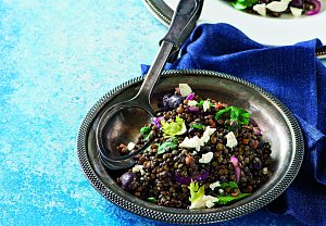 Teplý salát ze zelené čočky