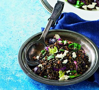 Teplý salát ze zelené čočky