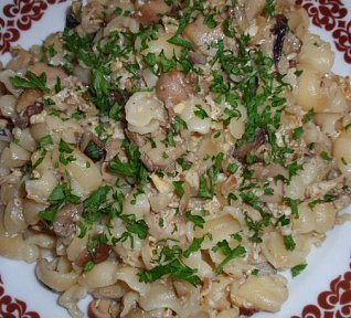 Těstoviny s houbovou smaženicí