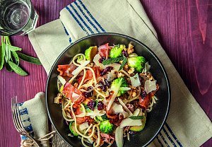 Špagety s kapustičkami, šunkou a ořechy