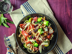 Špagety s kapustičkami, šunkou a ořechy