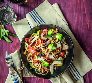 Špagety s kapustičkami, šunkou a ořechy