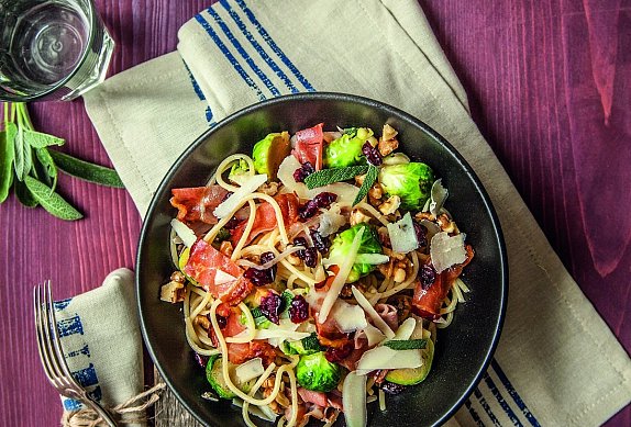 Špagety s kapustičkami, šunkou a ořechy