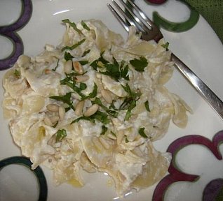 Těstoviny s ricottou, parmezánem a piniovými oříšky