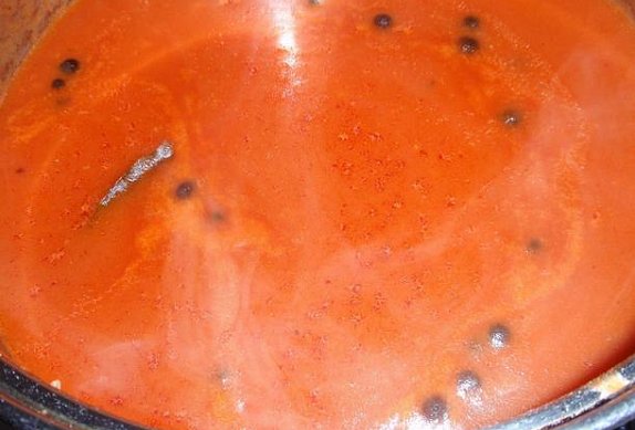 Bezpřílohové pečené plněné papriky v rajské omáčce