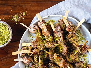 Kuřecí špízy se skořicí a pistáciemi