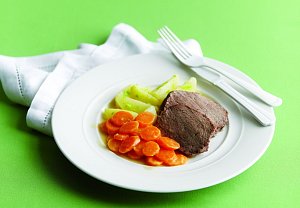 Vařené hovězí, karotka na másle, vařené brambory