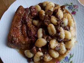 Dušený hříbkový bůček