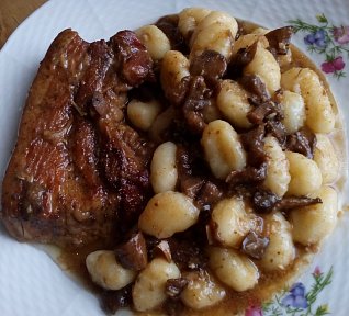 Dušený hříbkový bůček