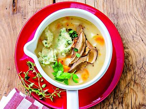 Bramboračka s bylinkovými noky