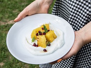 Grilovaný ananas se skyrem a granátovým jablkem Grilovaný ananas se skyrem a granátovým jablkem