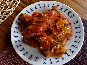 Vinná klobása pečená v leču