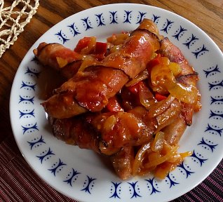 Vinná klobása pečená v leču