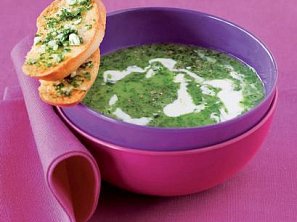 Polévka z mangoldu s plísňovým sýrem